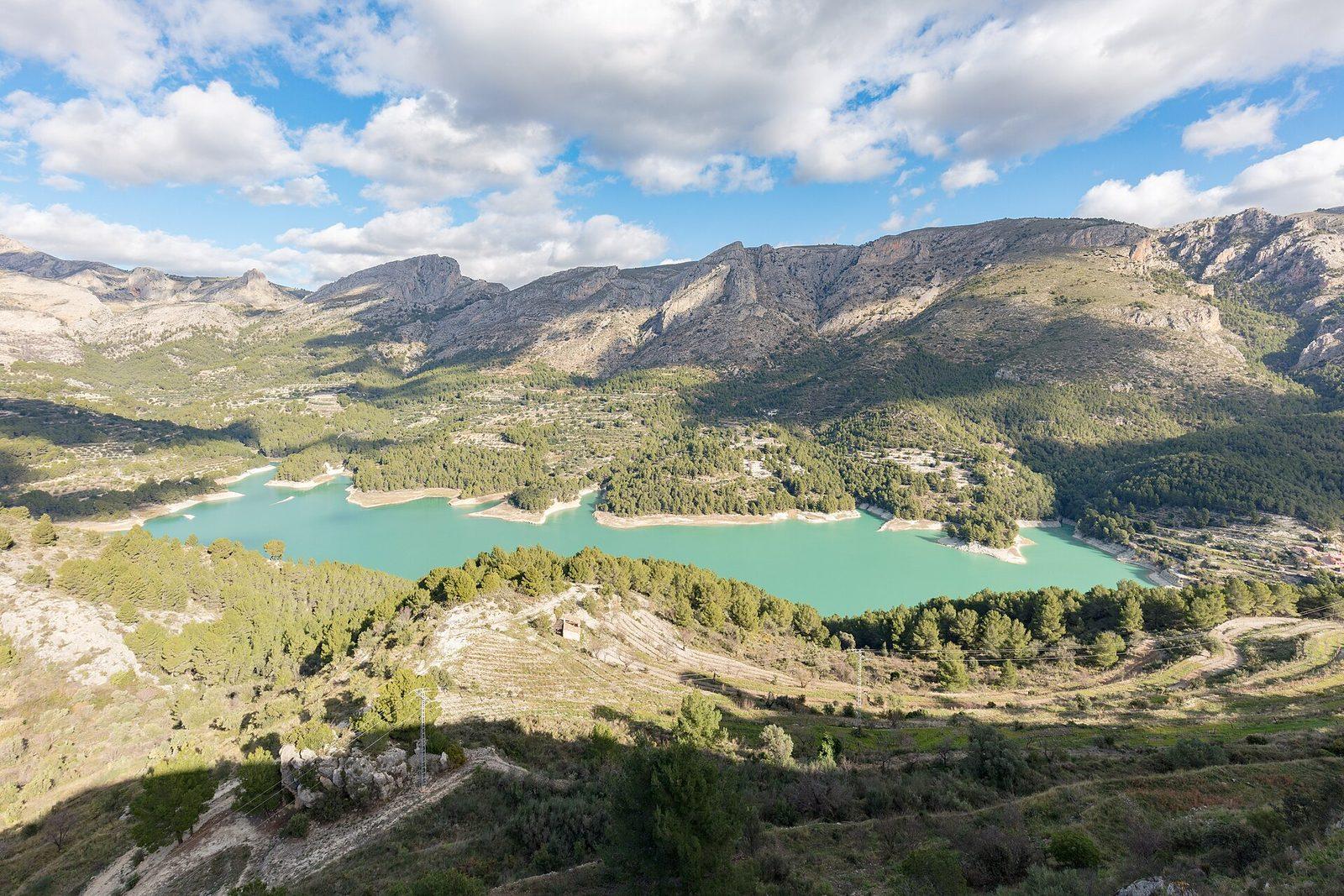 Guadalests turkosa vattenmagasin omgivet av berg