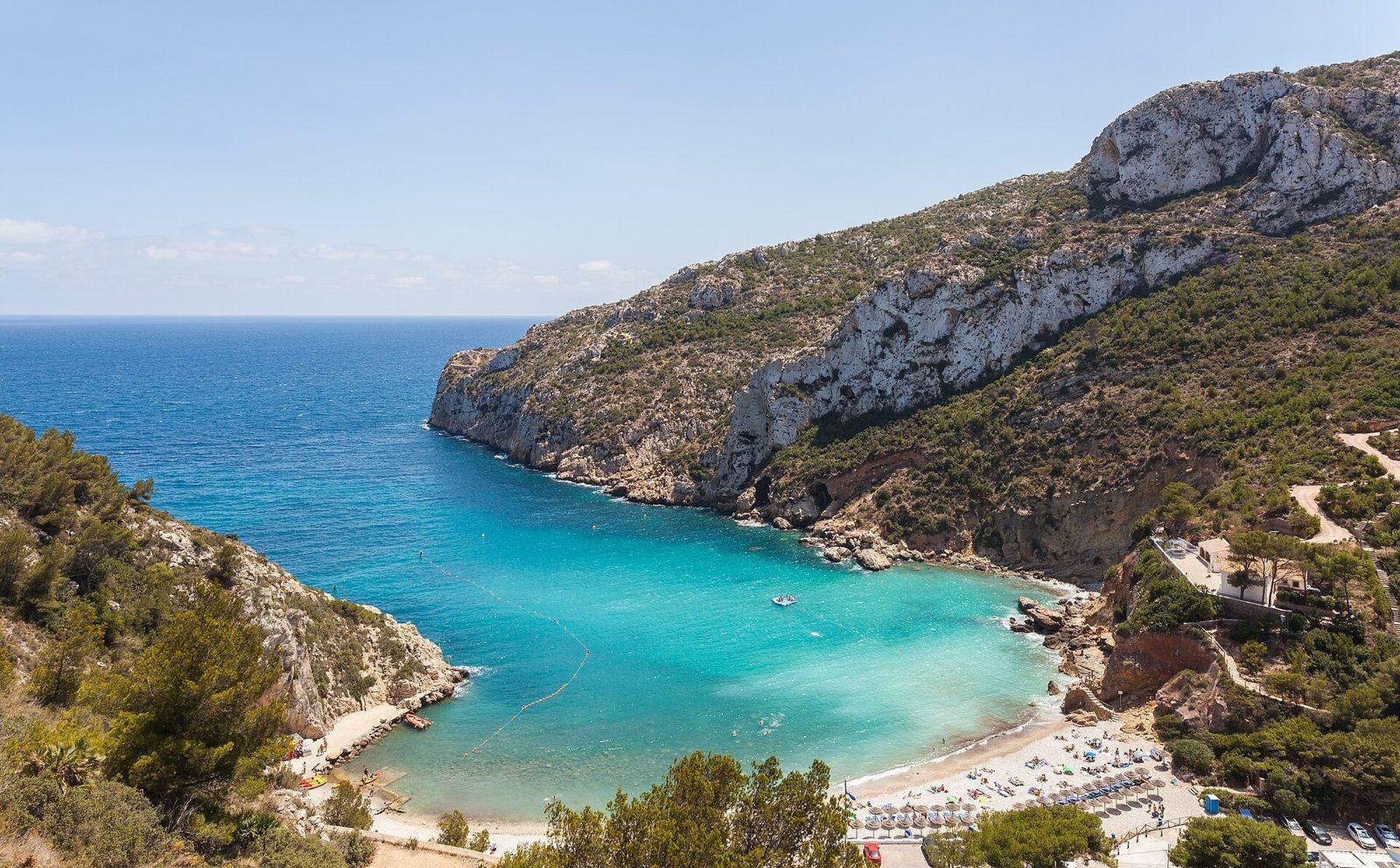 Cala de la Granadella vid Jávea med klart turkost vatten